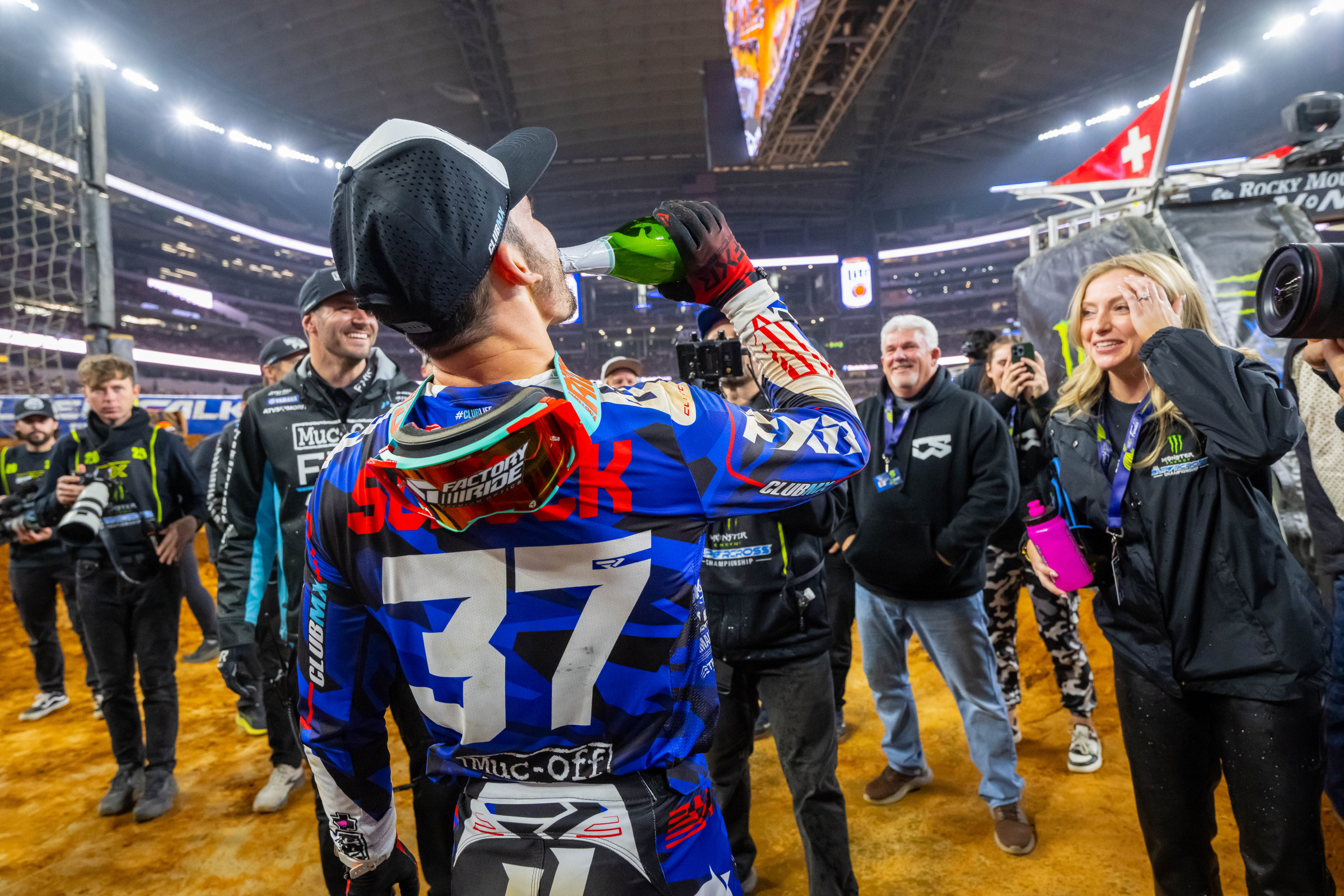 Schock tasing that podium champagne. 